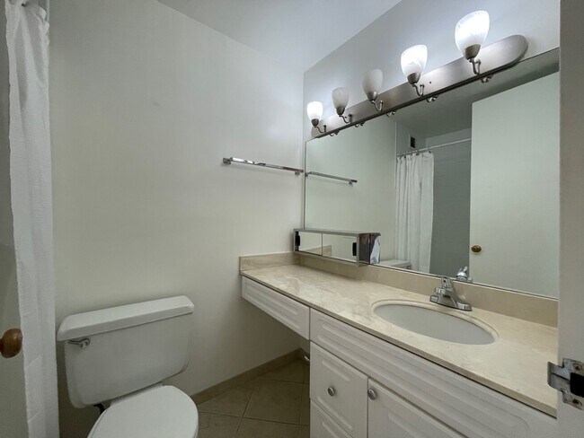 Building Photo - 2020 N Lincoln Park W