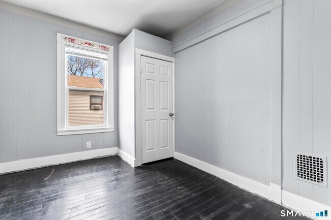 Foto del edificio - 78 Shelton Ave