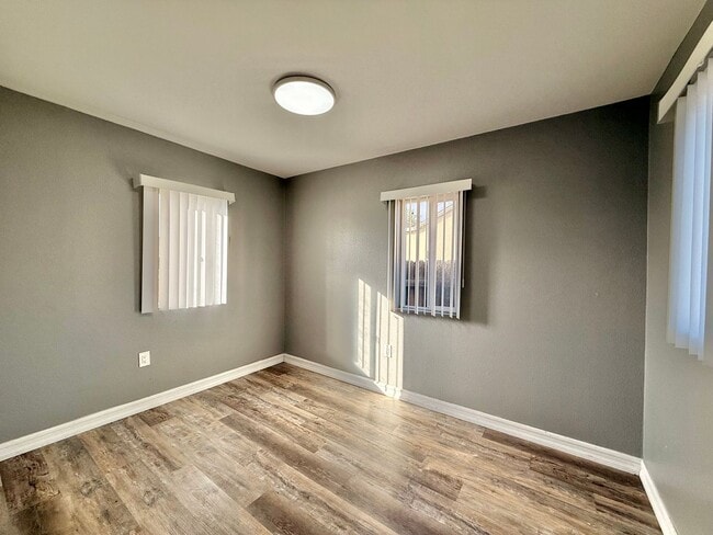 Foto del edificio - 4041-43 National Ave