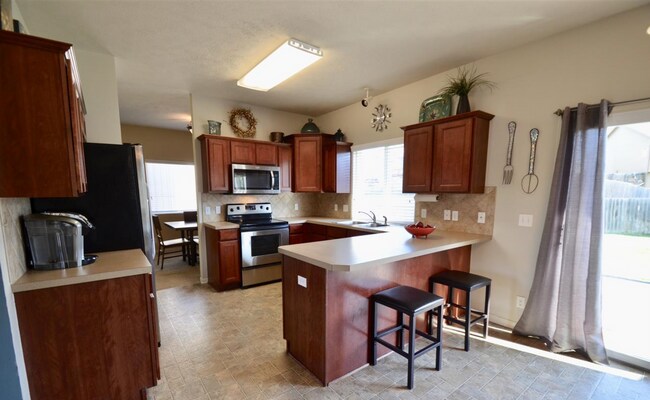 Building Photo - 5 Bedroom With 6th Non-Conforming In Stone...