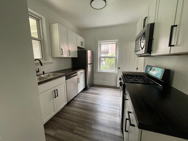 Foto del edificio - Available April 2026 - 2 Bedroom Home in Dormont w/ Central AC and Off-Street Parking Pad!