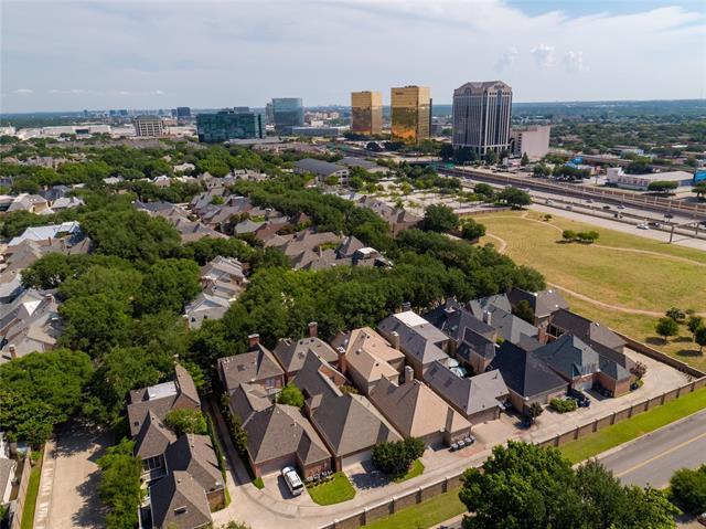Foto del edificio - 7985 Caruth Ct