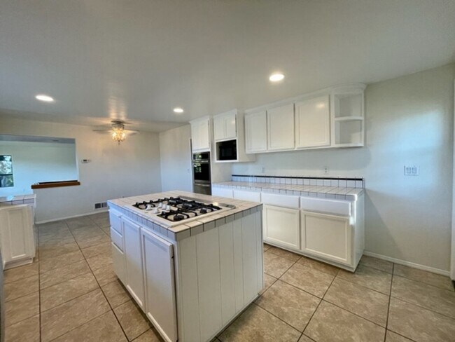Foto del edificio - Spacious Two Story Home with West-Facing v...