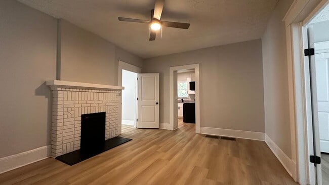 Building Photo - 3 bed 2 bath in Atlanta!