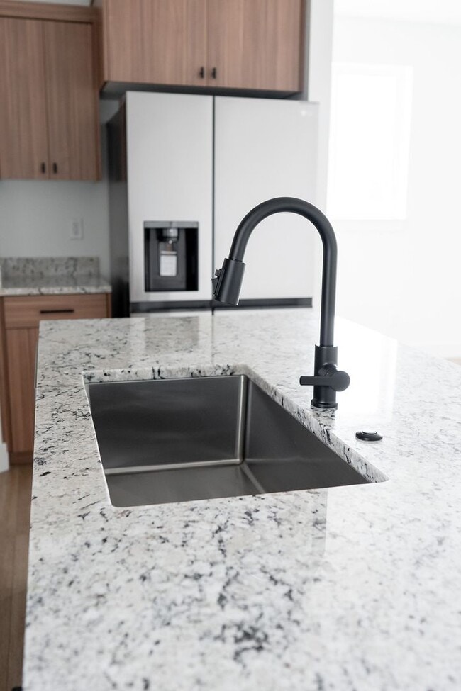 Building Photo - Row Home with 1 car garage 2 bed, 2.5 bath