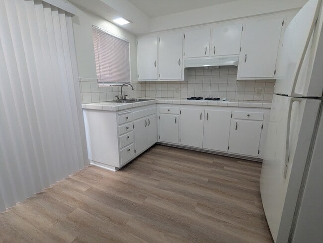 Kitchen - 216 Melrose Dr