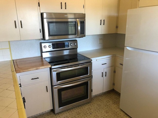 Building Photo - 856 Knoll Park Ln