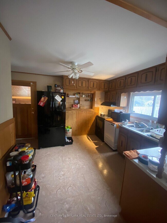 Building Photo - 122 Boullee St