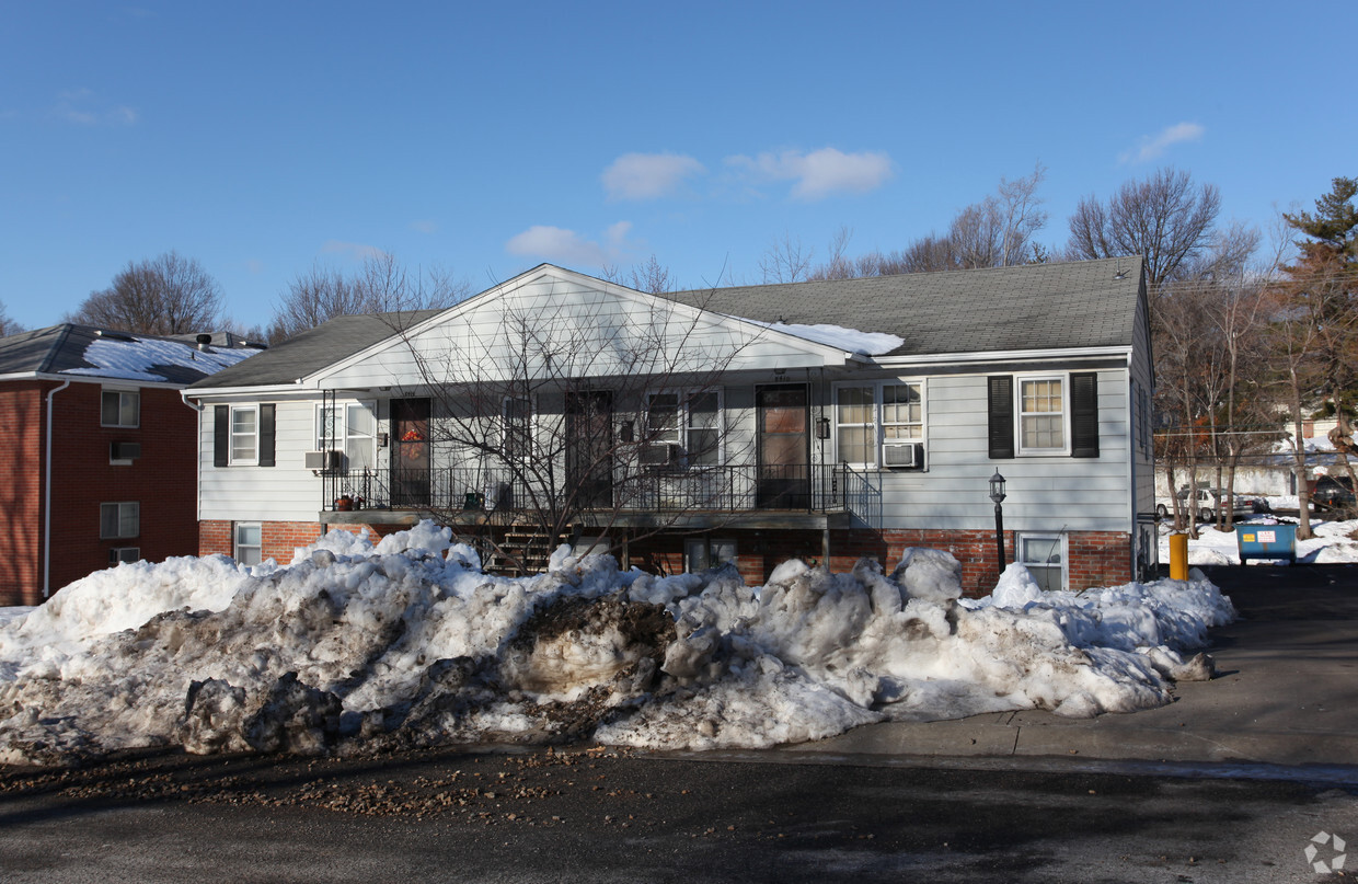 Building Photo - 8410-8418 Robinson St