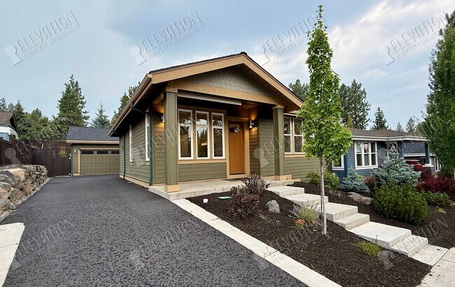 Building Photo - Gorgeous 3 BR craftsman close to NWX and Shevlin Park