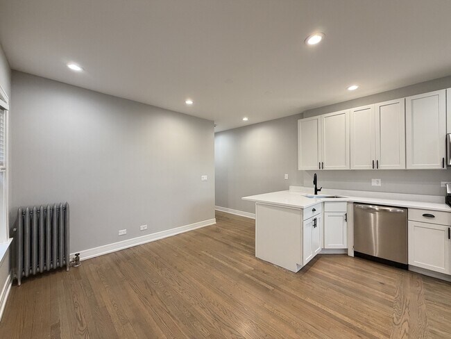Building Photo - 5454 N Paulina St