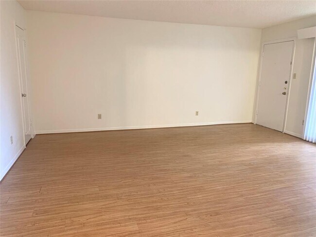 Building Photo - 3809 N Braeswood Blvd