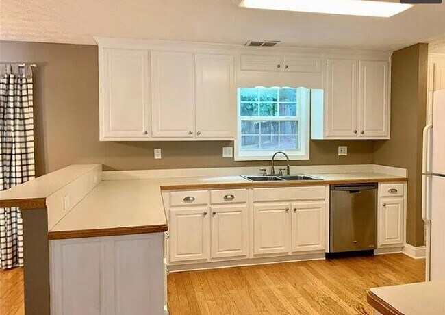 Building Photo - 4442 Keenly Valley Dr NE