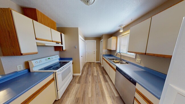 Building Photo - 781 Eastlake Dr