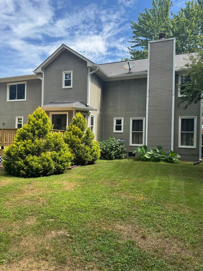 Building Photo - 2000/3 br/2.5 ba/ 2,330 sqft