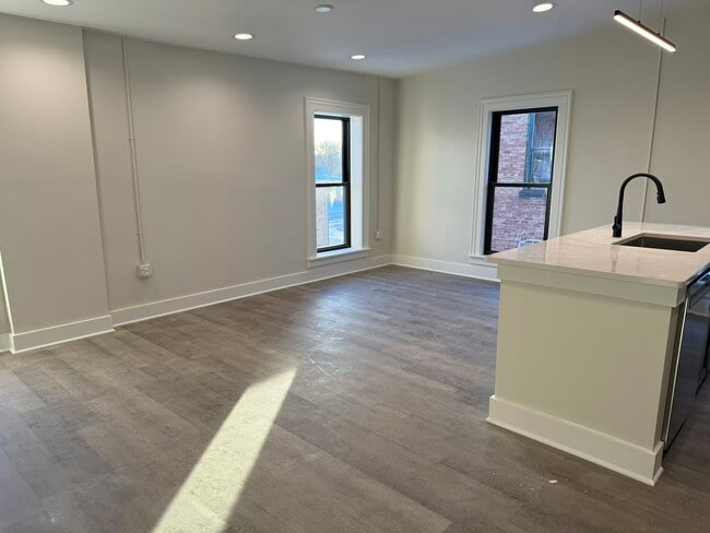 Foto del edificio - 106 E Erie St