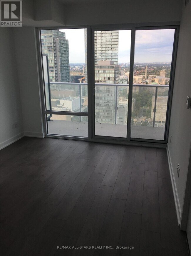 Building Photo - 501 Yonge St