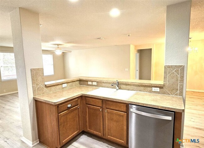 Building Photo - 5509 Columbia Dr