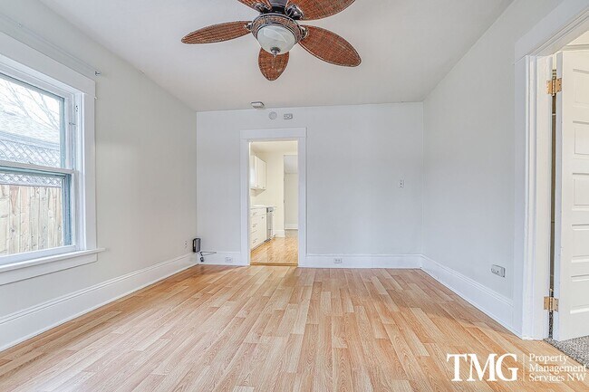 Building Photo - Classic Pet Friendly Home in Downtown Vanc...