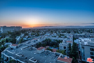 Building Photo - 13700 Marina Pointe Dr