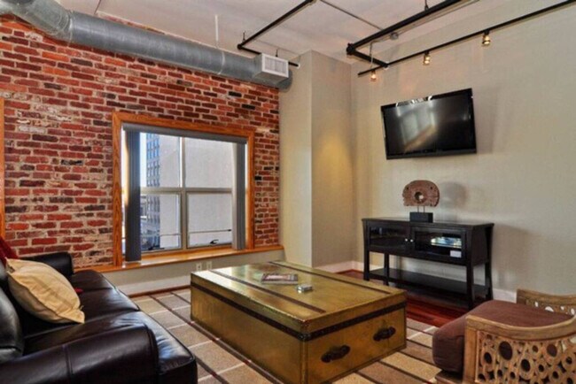 Building Photo - 558 Granby St