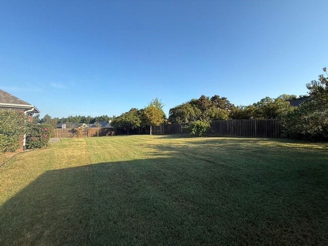 Building Photo - Spacious 3 BR/2BA Home + Formal Dining Roo...