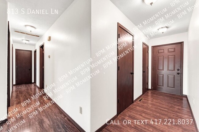 Foto del edificio - 813 Daniel Ln