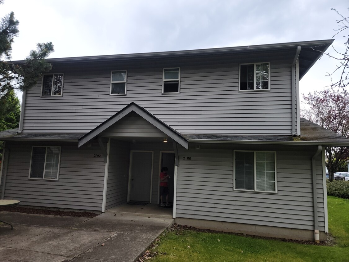 Front - 2100 E Illinois St