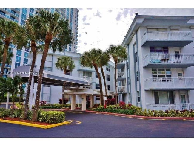 Building Photo - 1913 S Ocean Dr