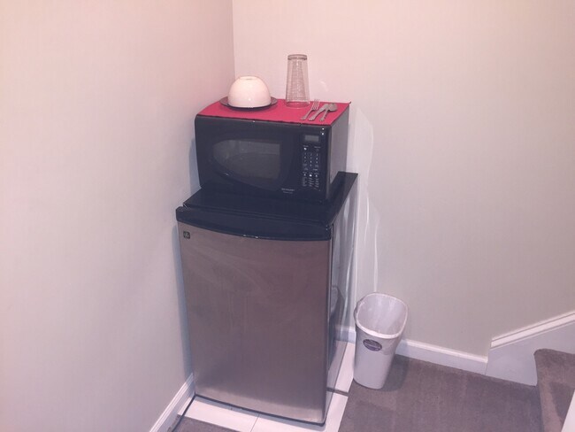 Building Photo - One Bedroom One Bathroom Efficiency availa...