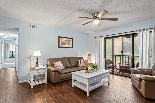 Foto del edificio - 3232 Lake Pine Way E