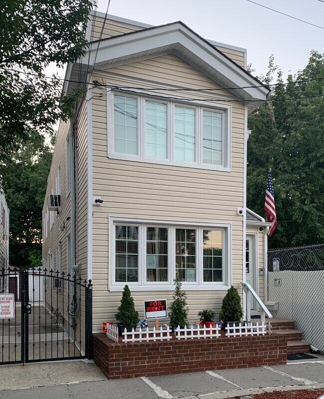 Detach home 3 bedroom apartment - 9153 98th St