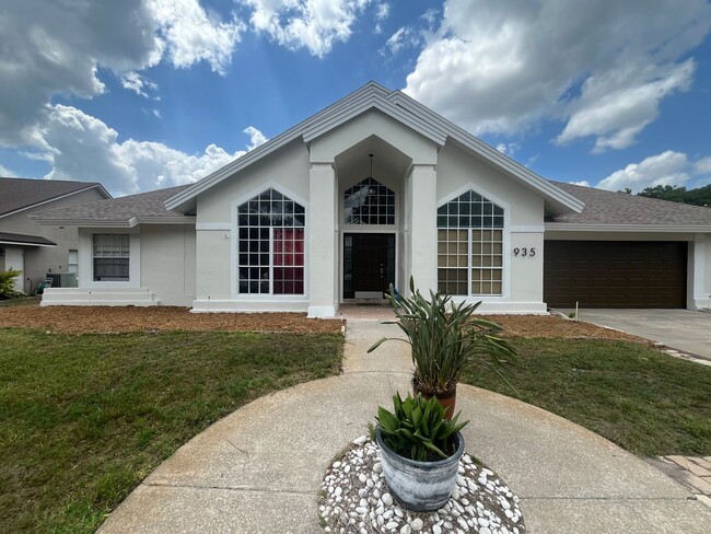 Building Photo - Beautiful 4 Bedroom 2 Bathroom Pool Home i...