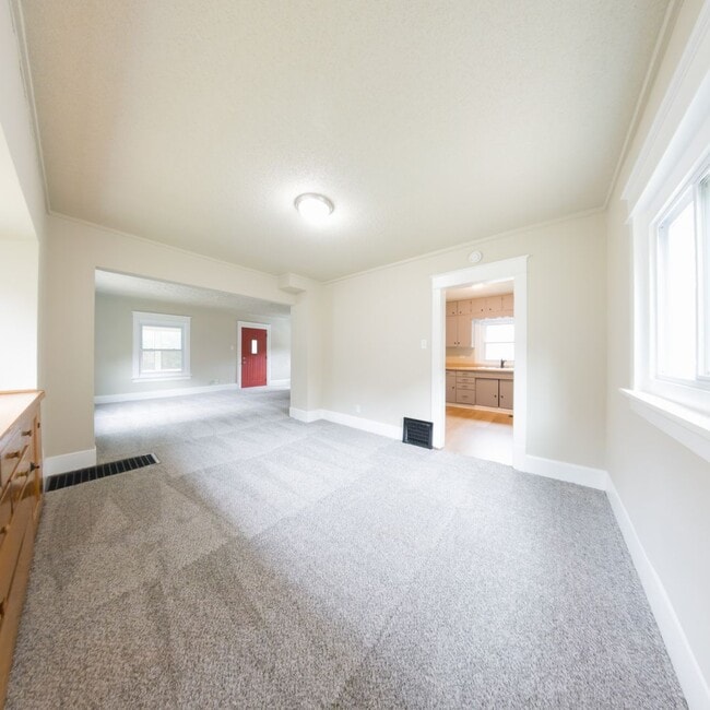 Building Photo - 1200 Sqft. 2 Bedroom 1 Bath