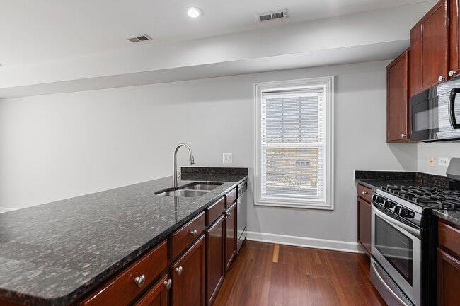 Foto del edificio - 7367 N Ashland Blvd