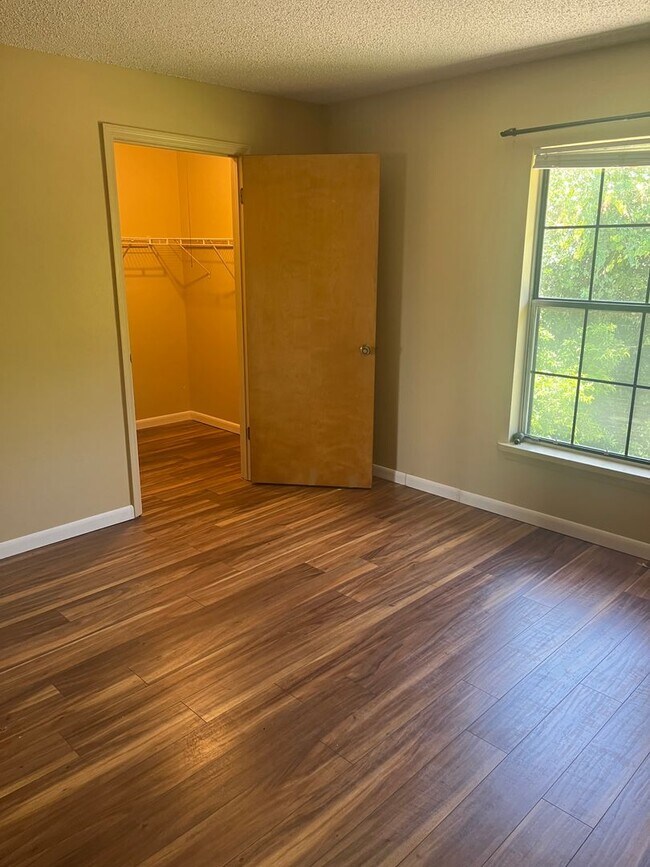 Foto del edificio - One bedroom 1 bath condo. Immaculate.