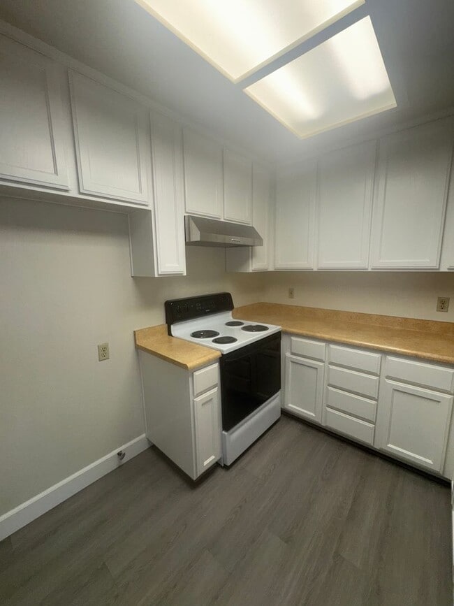 Building Photo - Cute 2 Bedroom