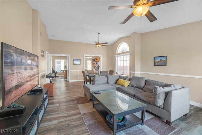 Foto del edificio - 933 Derringer Ln