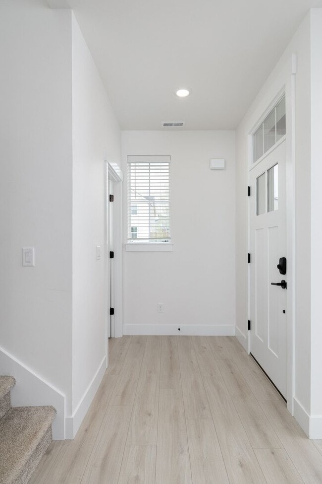 Building Photo - Like-new 3-bedroom, 2.5-bath townhome w/ Garage. Pets OK!