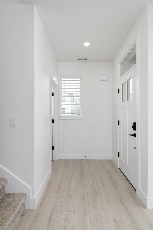 Foto del edificio - Like-new 3-bedroom, 2.5-bath townhome w/ Garage. Pets OK!