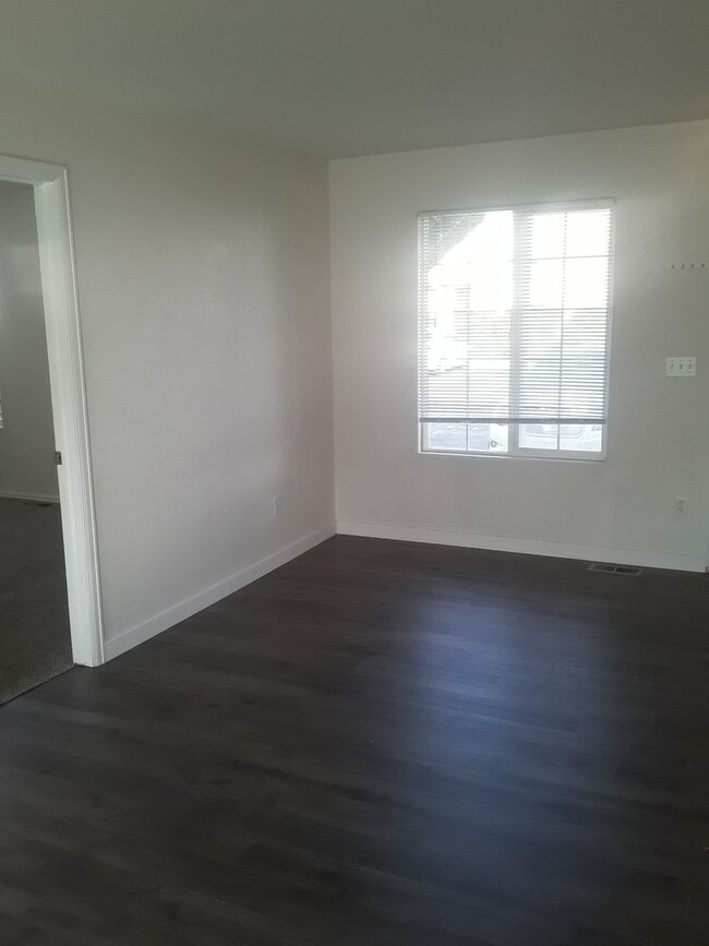 Building Photo - Spacious 2 Bedroom Condo w/ Great Layout!!