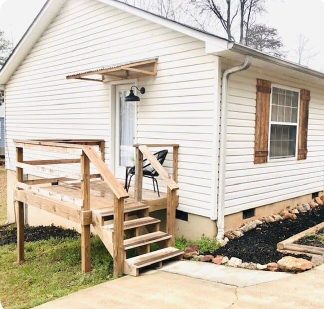 Building Photo - Charming Studio House in Taylors