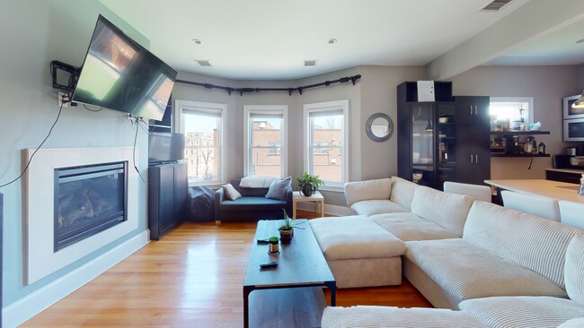 Photo - 735 E 3rd St Townhome