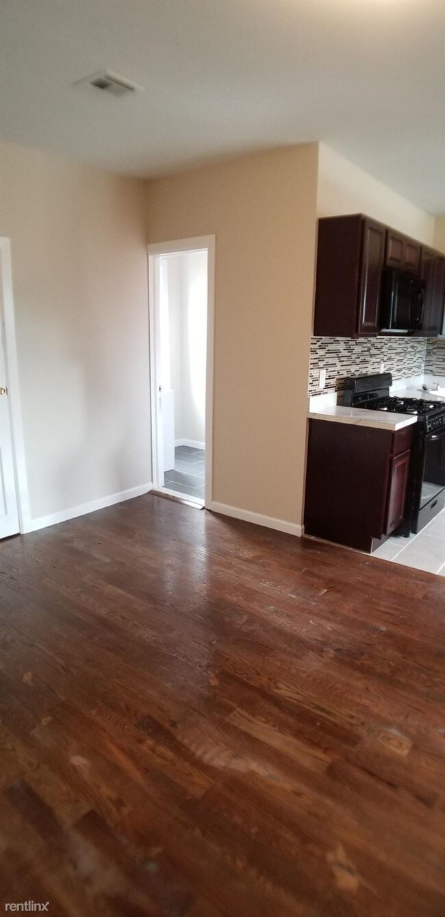 Building Photo - 3 br, 1 bath  - 464 Avon Ave Apt 3