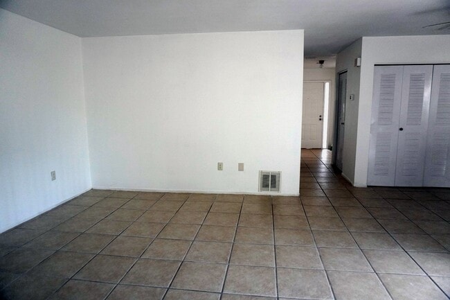 Building Photo - 3640 Meriden Ave