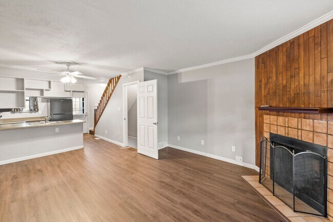 Building Photo - 2BD/2BA West Side Townhome