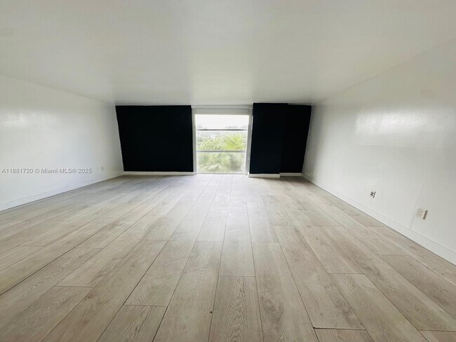 Foto del edificio - 2350 NE 135th St