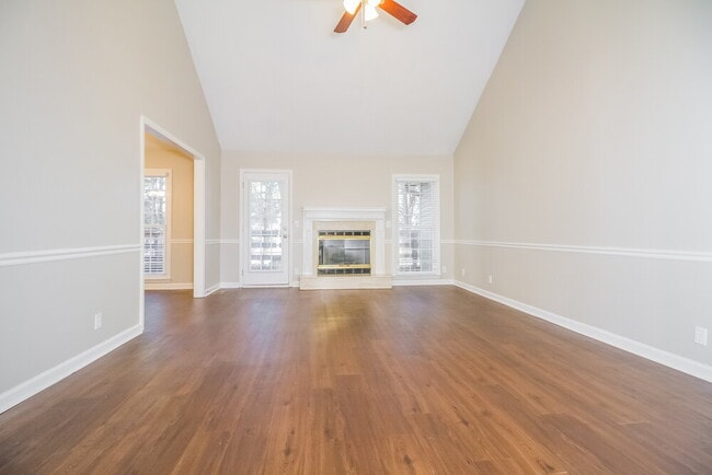 Building Photo - 606 Knollwood Dr