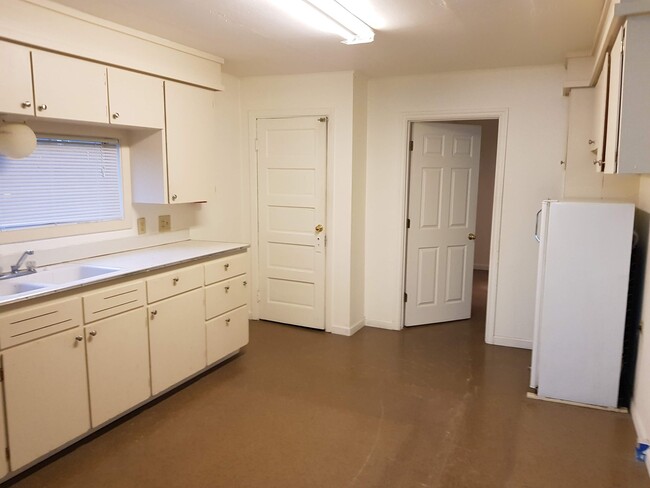 Building Photo - Spacious 2 bedroom with 1 Bonus room and 1...