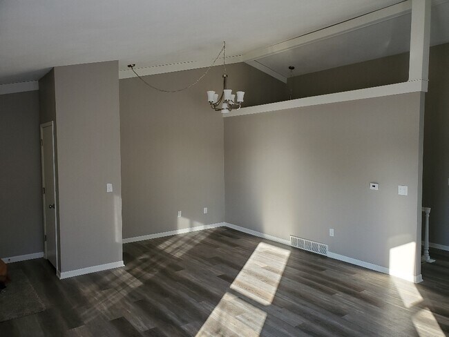 Living Room/Entry_2 - 115 W Southridge Rd
